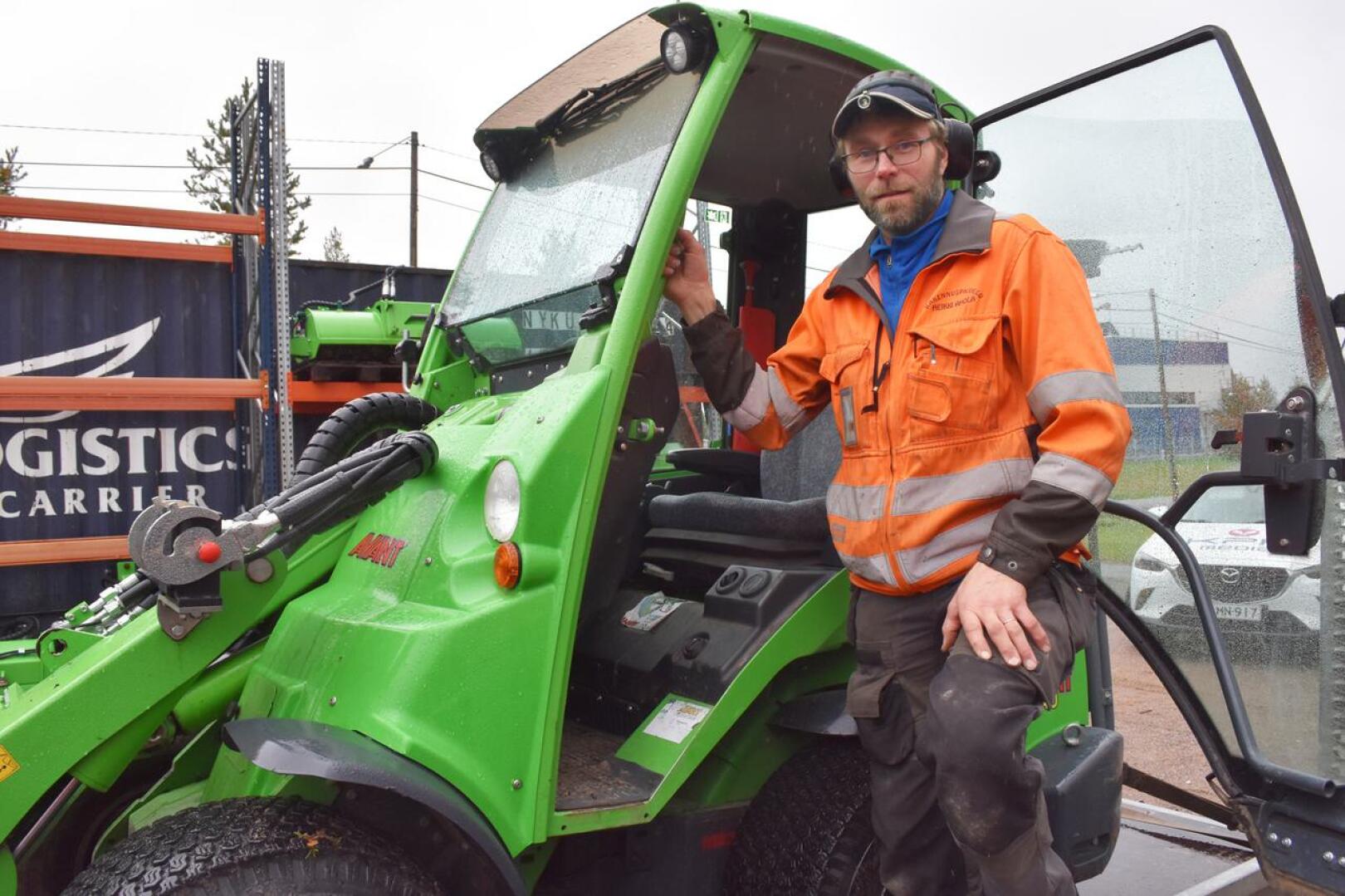 Heikki Ahola osallistuu maatilan töihin vielä aamu- ja iltalypsyjen verran, mutta keskittyy muuten oman rakennuspalvelun pyörittämiseen.