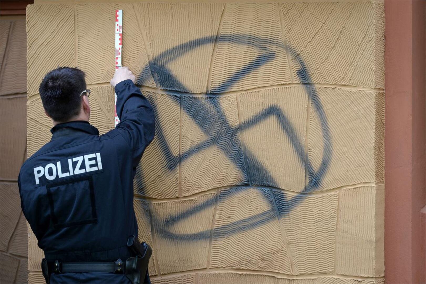Natsisymbolien käyttö on kiellettyä muun muassa Saksassa. Poliisi mittasi Potsdamissa seinään piirrettyä hakaristiä huhtikuussa 2016.