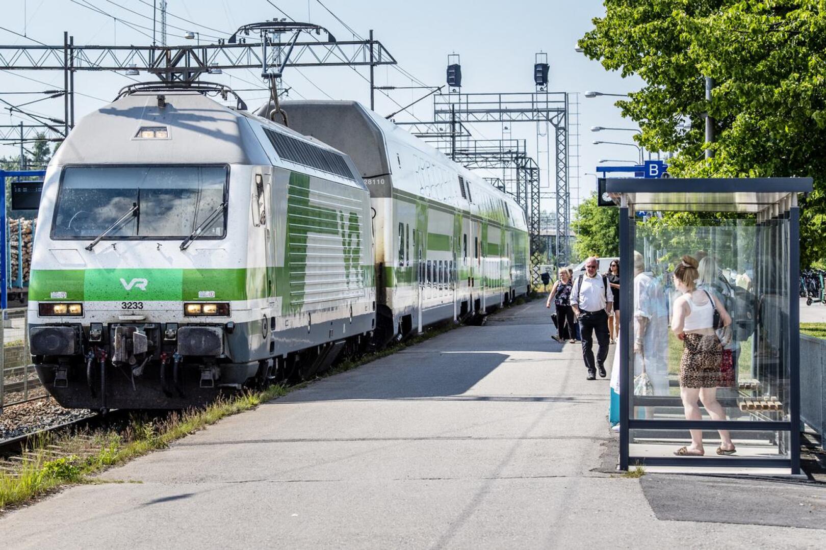 Junaliikenne on yöjunia lukuun ottamatta pysähdyksissä Riihimäen ja Tampereen välillä, kertoo Fintrafficin rataliikennekeskus tiedotteessa.