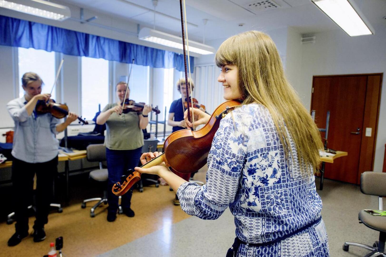 Haapavesi Folk Music Festivalin ohjelmistoon kuuluu kotimaisten ja ulkomaisten huippumuusikoiden vetämiä kursseja.  Ruotsalainen Emma Ahlberg opetti kesällä 2017 ruotsinviulua, polskaa ja sottiisia.