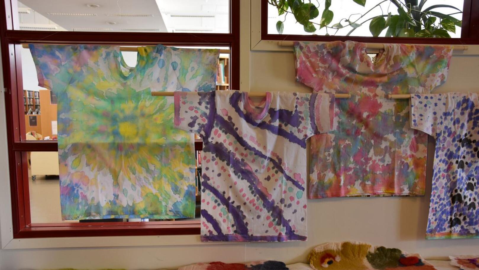Väriä. Solmuvärjäys ja aurinkovärjäys koristelivat paidat Yli-Kannuksen kyläkeskuksessa pidetyssä taitopajassa, joka oli osa kevään opintoja.