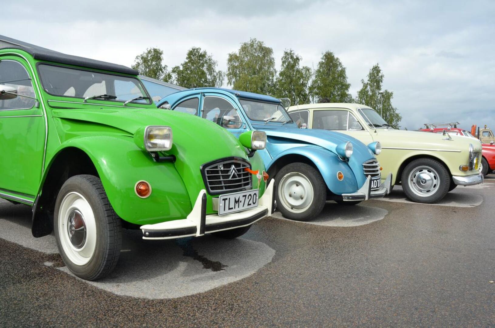 Lauantaina Alavieskaan kerääntyy monenlaisia vanhoja autoja. Kuvituskuva.