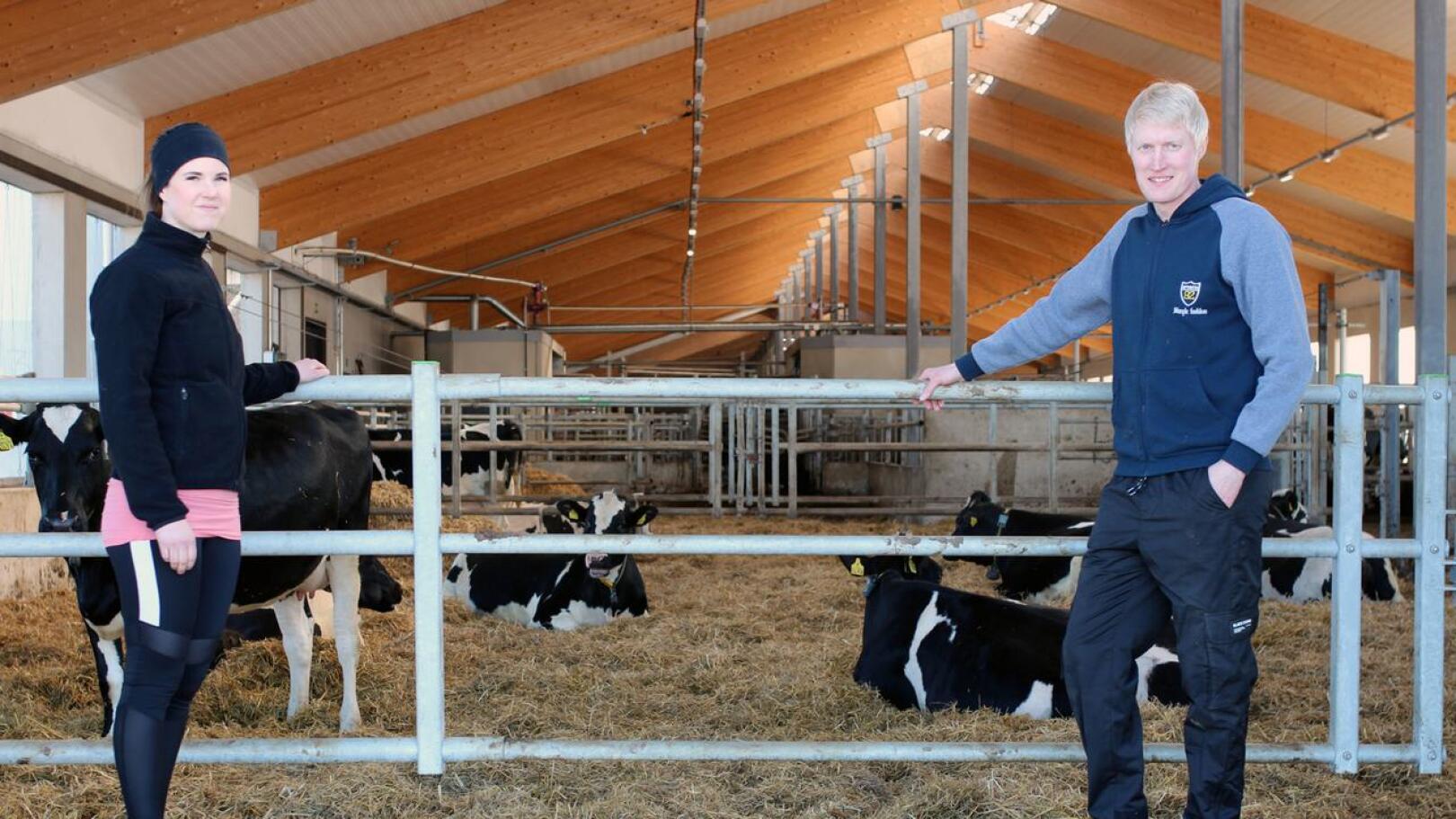 Pauliina ja Jukka Mäkelä ovat ylpeitä navetan VIC-tilasta, joka on tarkoitettu pian poikiville ja juuri poikineille lehmille. 