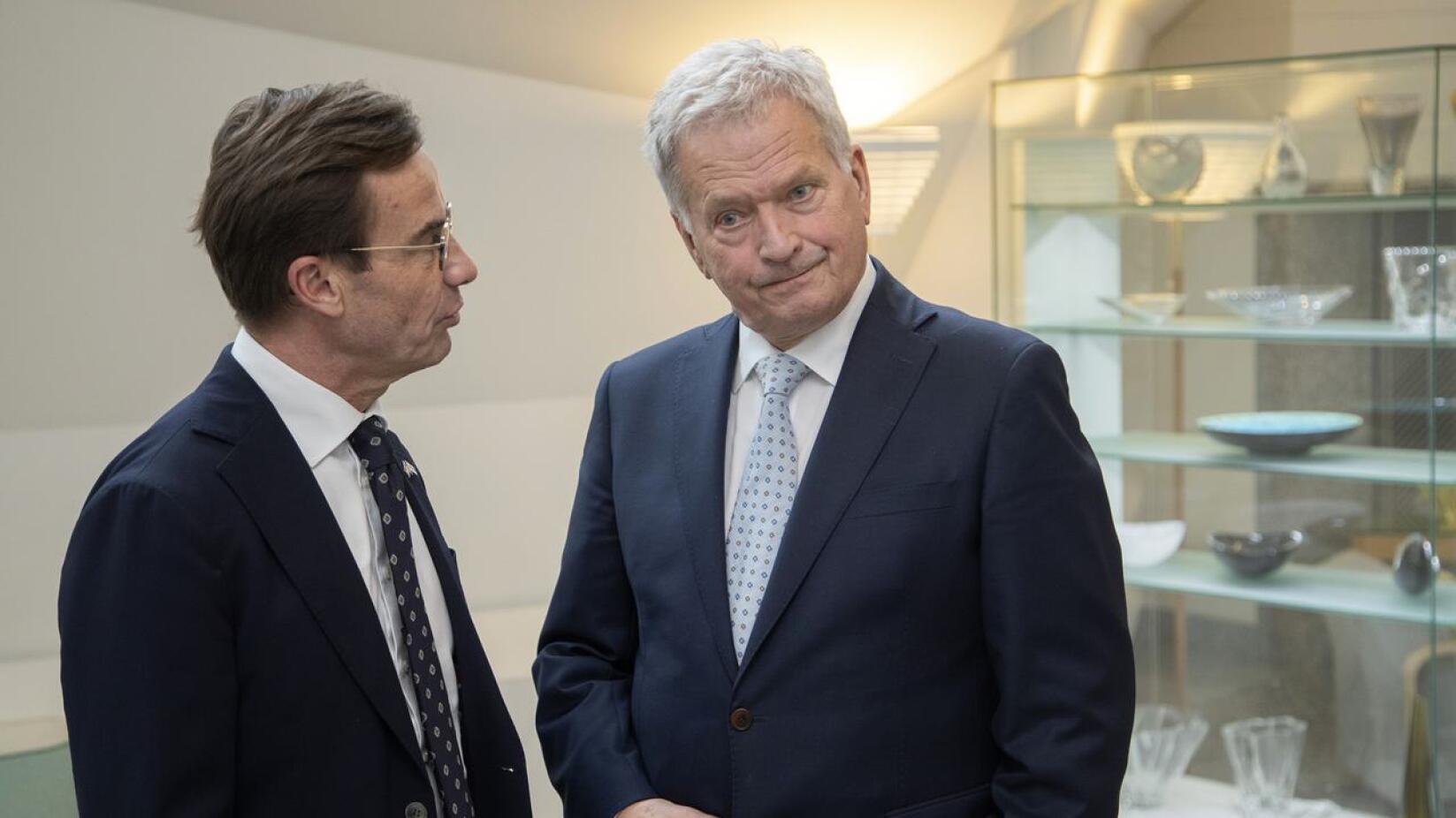 Ruotsin pääministeri Ulf Kristersson kertoi tiistaina julkisuudessa näyttävän todennäköiseltä, että Suomi menee Natoon ennen Ruotsia. Tasavallan presidentti Sauli Niinistö kävi keskustelun Kristerssonin kanssa ennen lähtöään torstaina Turkkiin.