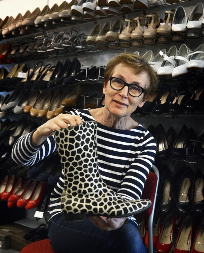 Kaarina Juntunen esittelee kenkiä, joita hän käytti nuorena. Ne sopisivat tyyliin edelleen.