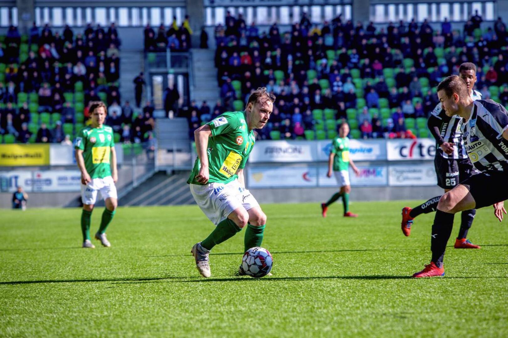 KPV:n puolustaja Juri Kinnunen kuljettaa laidalla palloa.