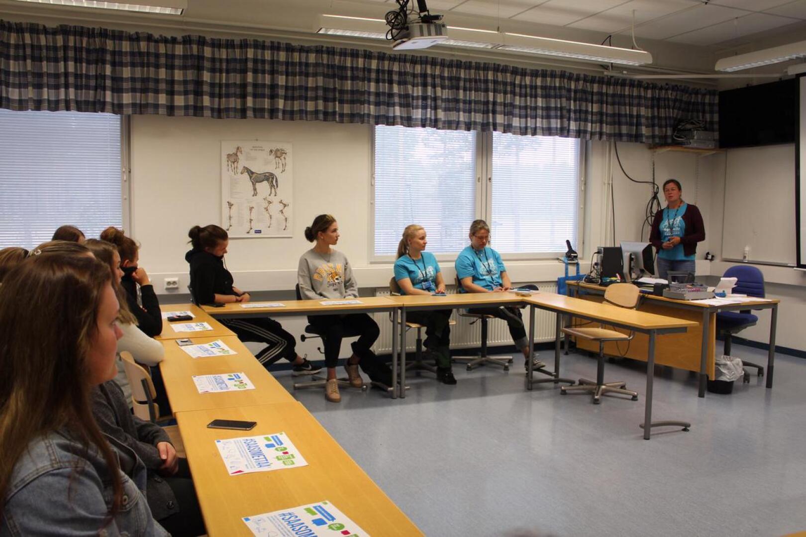 Kpedun Kaustisen yksikössä raviopistolla aloitti maanantaina hevosenhoitajan opinnoissa 14 uutta opiskelijaa.