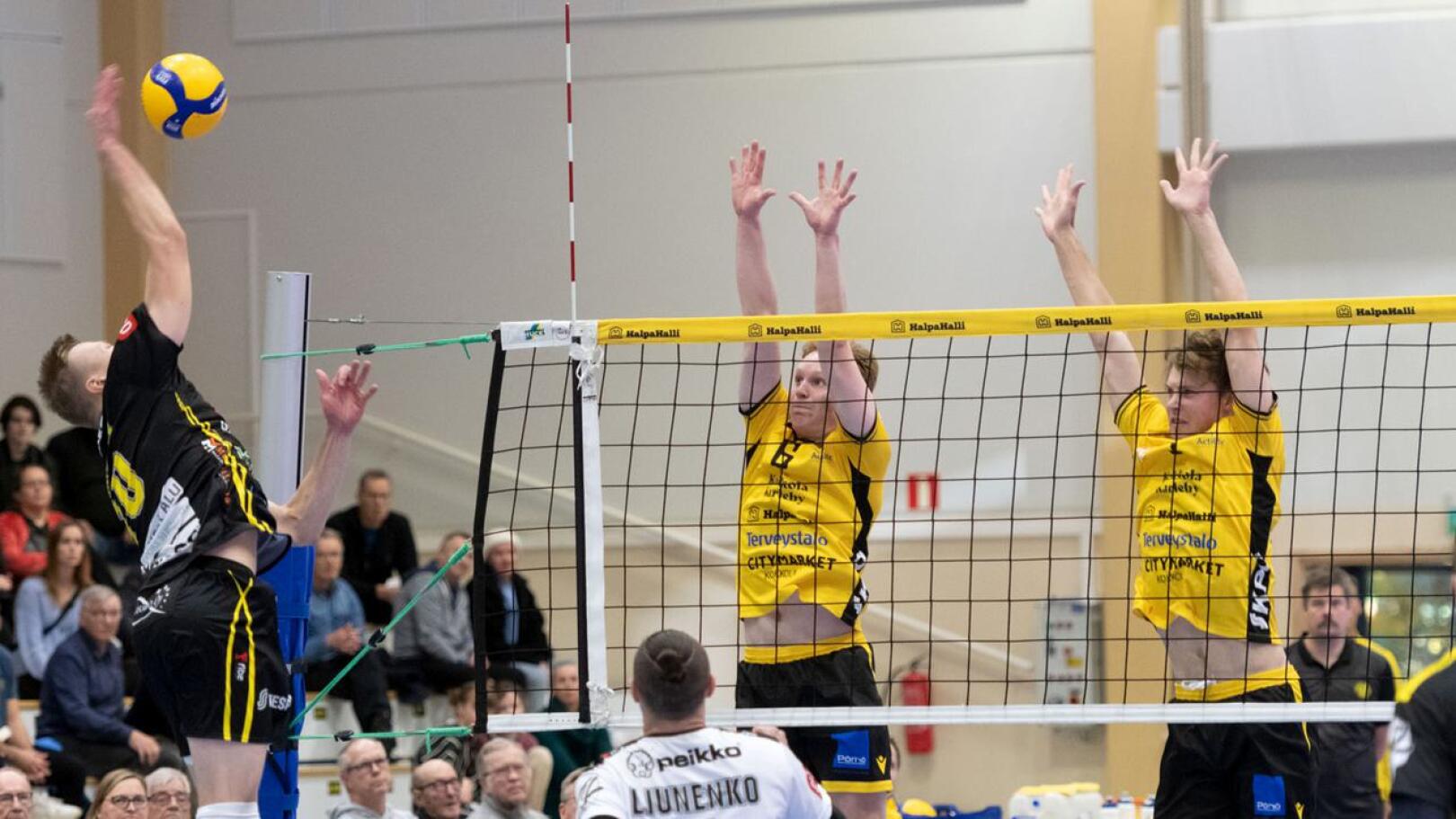 Tiikerit kohtaa pudotuspeleissä Akaa-Volleyn. Kuvassa Tiikereiden Joska Försti ja  Jonatan Storgård.