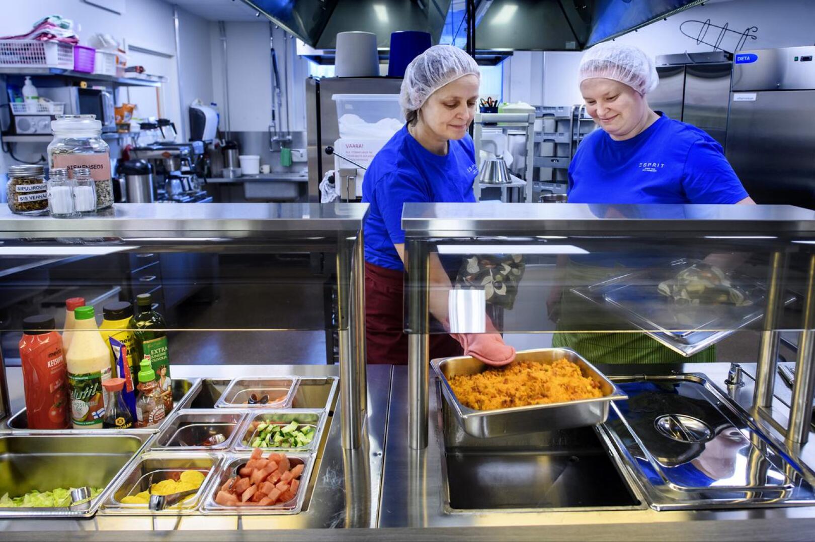 Työvalmentajat Liisa Vierimaa ja Mirjami Sandvik opastavat ja valmentavat kuntouttavassa työtoiminnassa olevia Sytykkeen keittiössä arkisen aherruksen pariin.