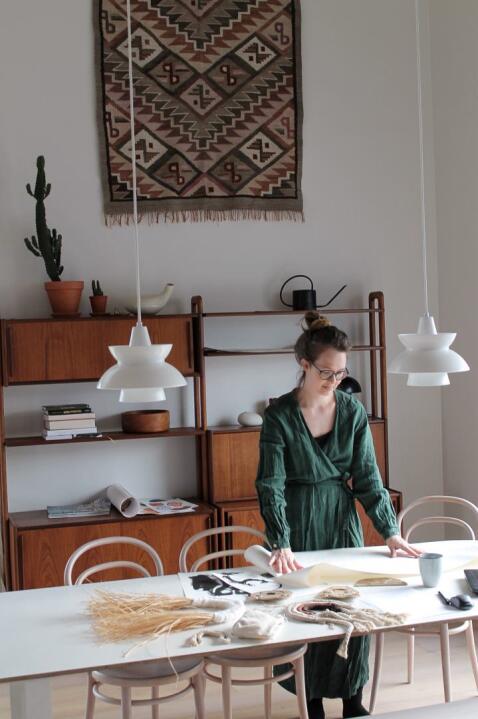 Muotoilija Sari Viljamaa tekee Kaaren tuotesuunnittelua Ylivieskassa.