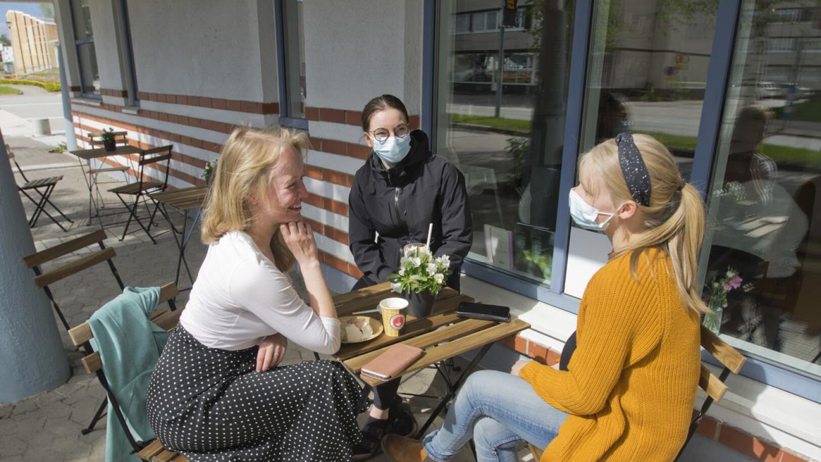 Oikealla: Katariina Ylikotila, Helmi Peltokorpi ja Olga Aitto-oja halusivat tulla kokeilemaan ystävänsä Milla Kiviojan uuden yrityksen tuotteita.