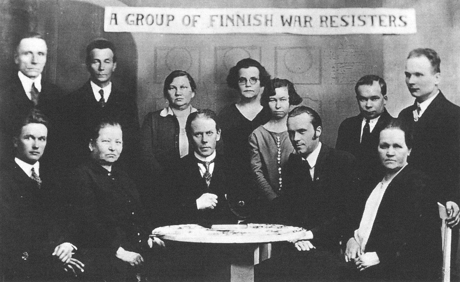 Kansainvälisen Sodanvastustajien Suomen osasto v. 1927. Eturivissä vasemmalla Arndt Pekurinen (1905-1941). 
