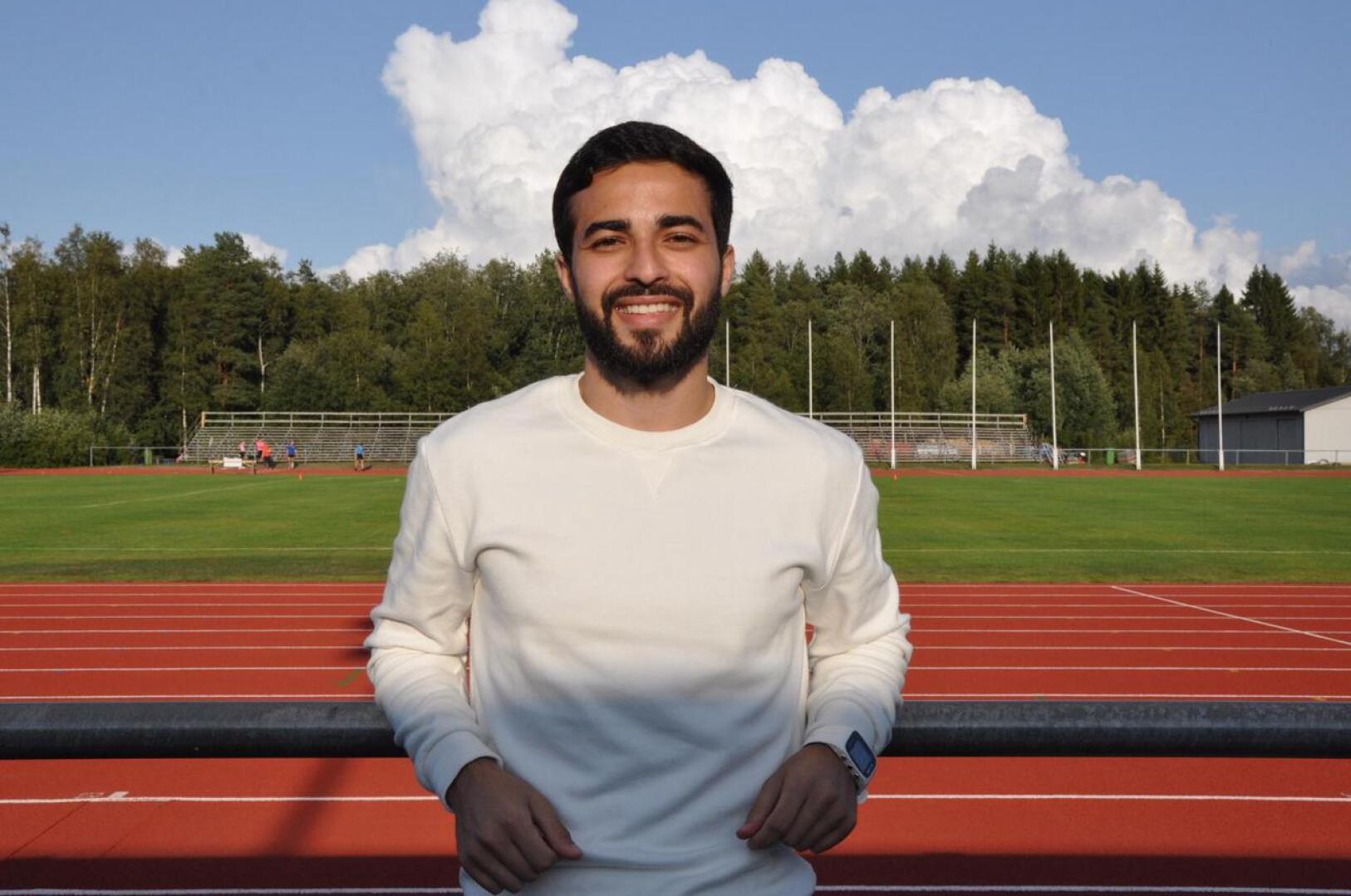 Mustafa Al-Jubourin löytää usein kesäaikana Kirkonmäen urheilukentältä treenaamassa.