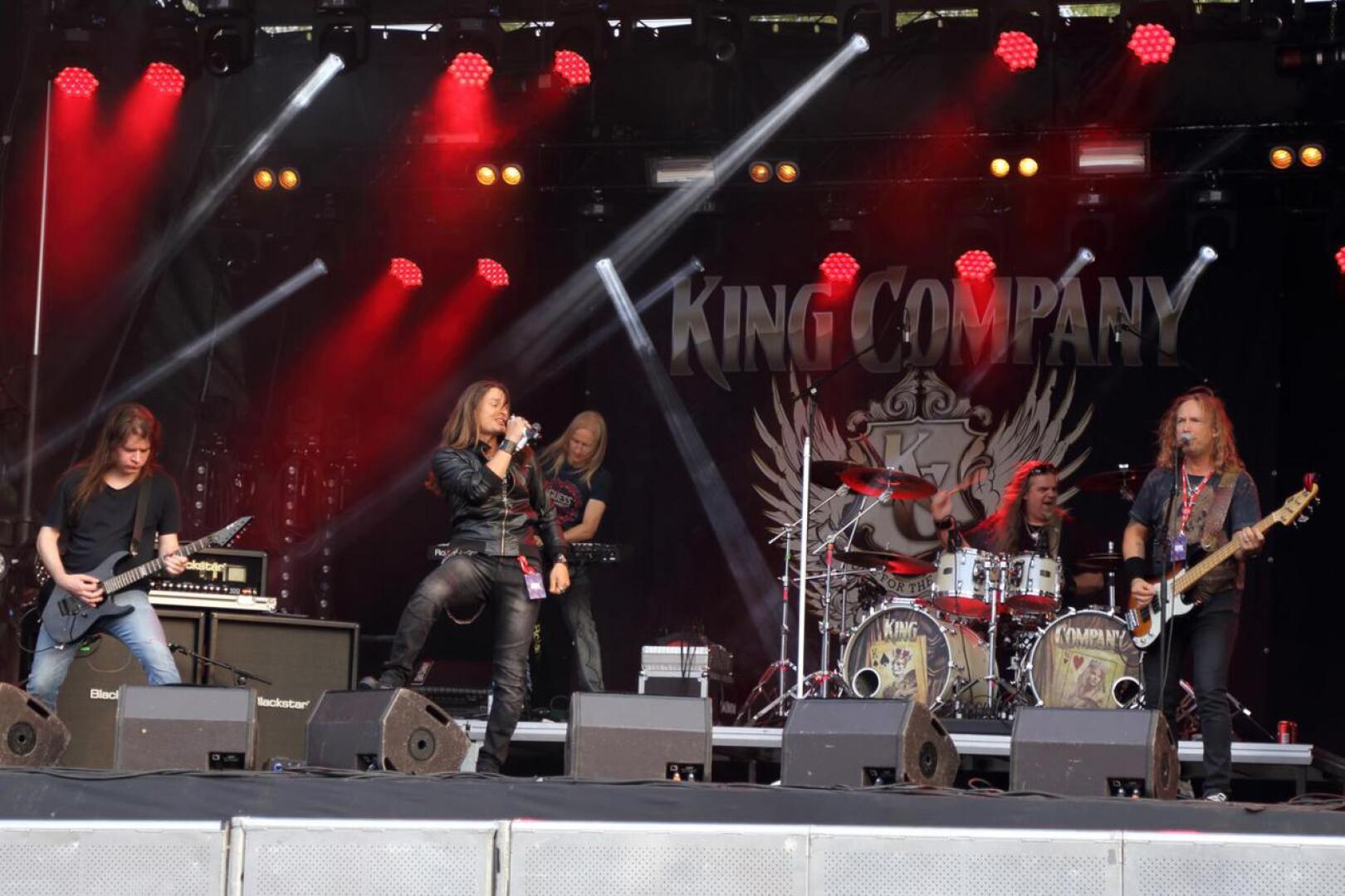 Melodista hard rockia soittavan King Companyn jäsenistä osa on tuttua Raskasta Joulua -kiertueelta. Bändin uusi laulaja on italialainen Leonnard F. Guillan.