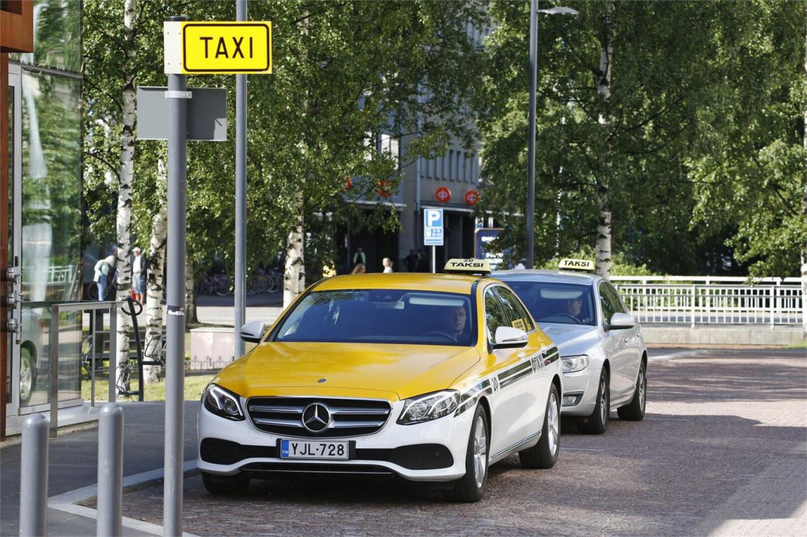 Taksiala on vapautumassa kilpailulle ensi vuoden heinäkuussa.  Taksinvälitysyhtiöt eri puolilla Suomea ovat käyneet keskusteluja siitä, että voimia voitaisiin lyödä yhteen valtakunnallisesti. LEHTIKUVA / Timo Heikkala
