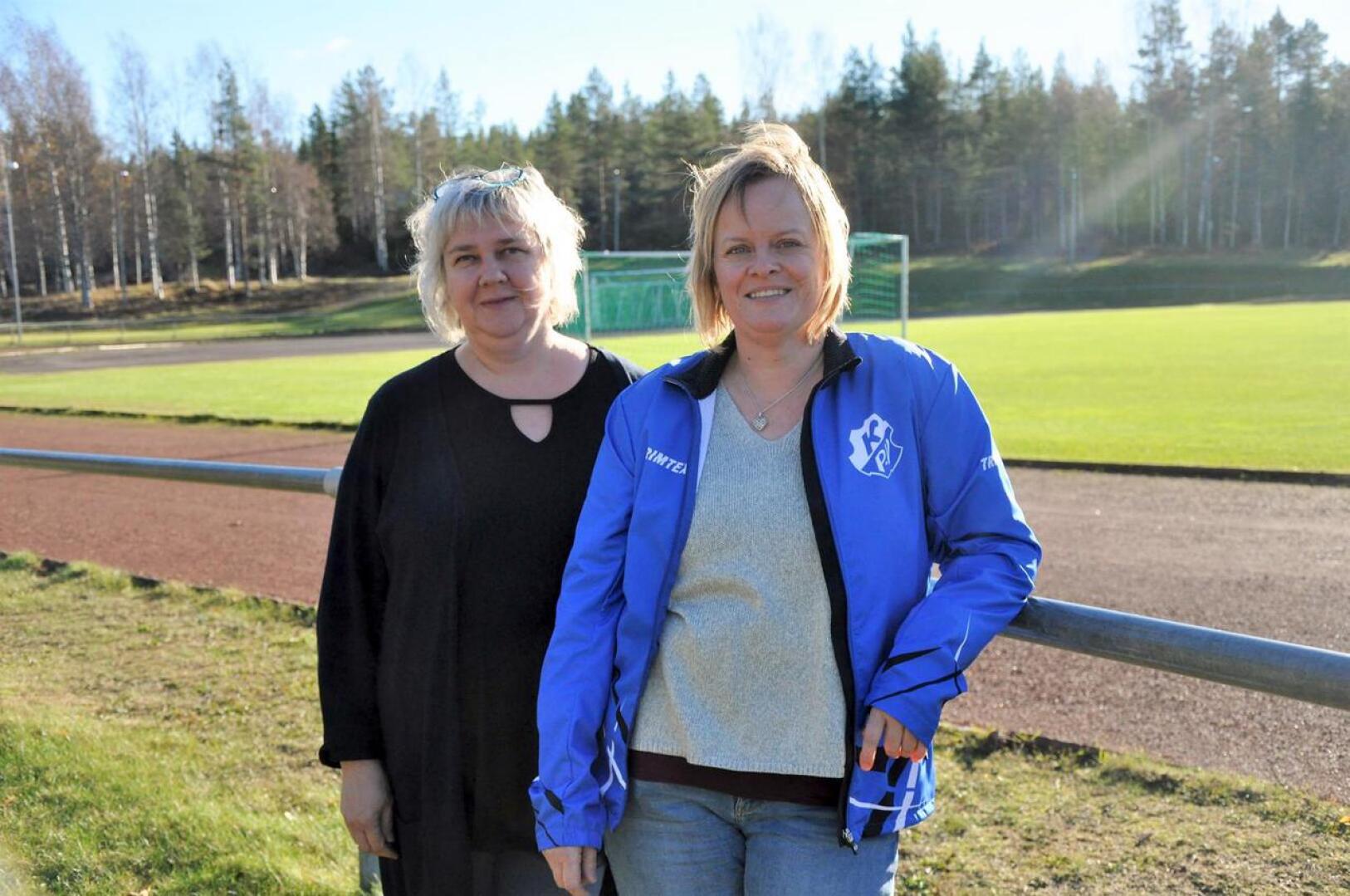 Niina Kivinen (vas.) ja Paula Koskinen toivovat urheilukentän peruskunnostuksen toteutuvan lähivuosina. 