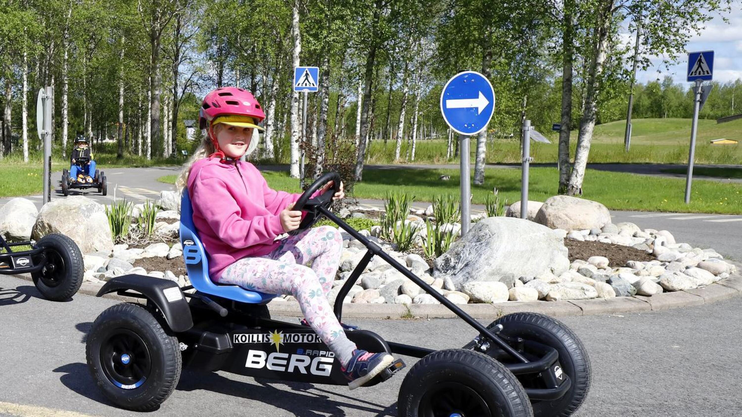 Aada Karinkangas pääsi ensimmäisten joukossa kokeilemaan uusia polkuautoja Kuusamon liikennepuistossa.