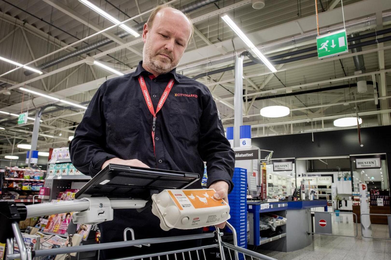 Kokkolan Citymarketin kauppias Antti Ahonen pitää ruuan verkkokauppaa toistaiseksi enemmän palveluna kuin bisneksenä.