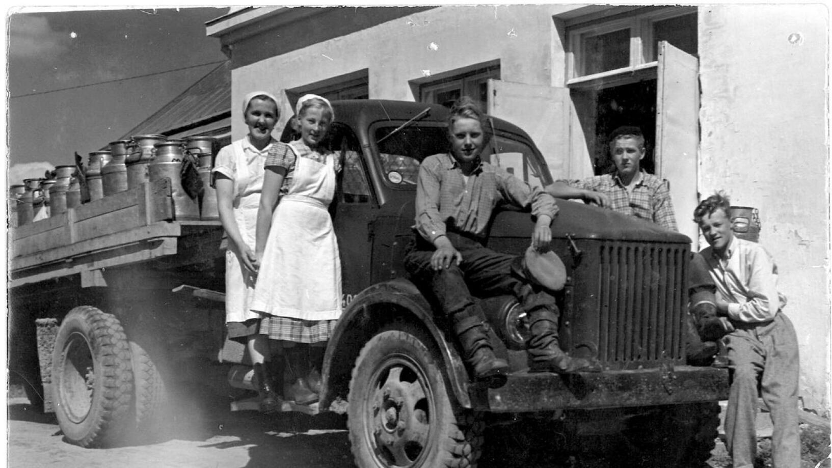 Kuvassa Eino Korkiakoski, hänen veljensä Eero Korkiakoski, Eero Toivola ja kaksi harjoittelijatyttöä poseeraamassa viritetyn GAZ kuorma-auton kanssa.