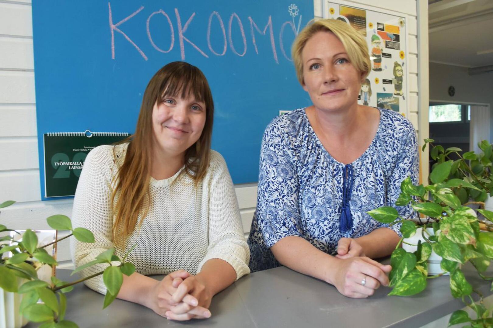 Kelekka-hankkeen projektipäällikkö Susanna Lehtilahti ja hanketyöntekijä Johanna Vatjus tarjoavat lisätukea haapavetisille työttömille työ-, koulutus- ja kuntoutuspaikkojen löytämisessä. 