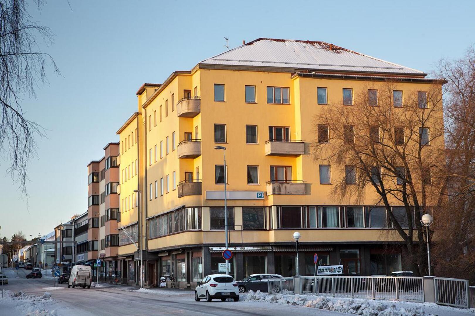 Grandin talon julkisivu erottuu muusta Pitkänsillankadun kerrostalojen rivistöstä. 