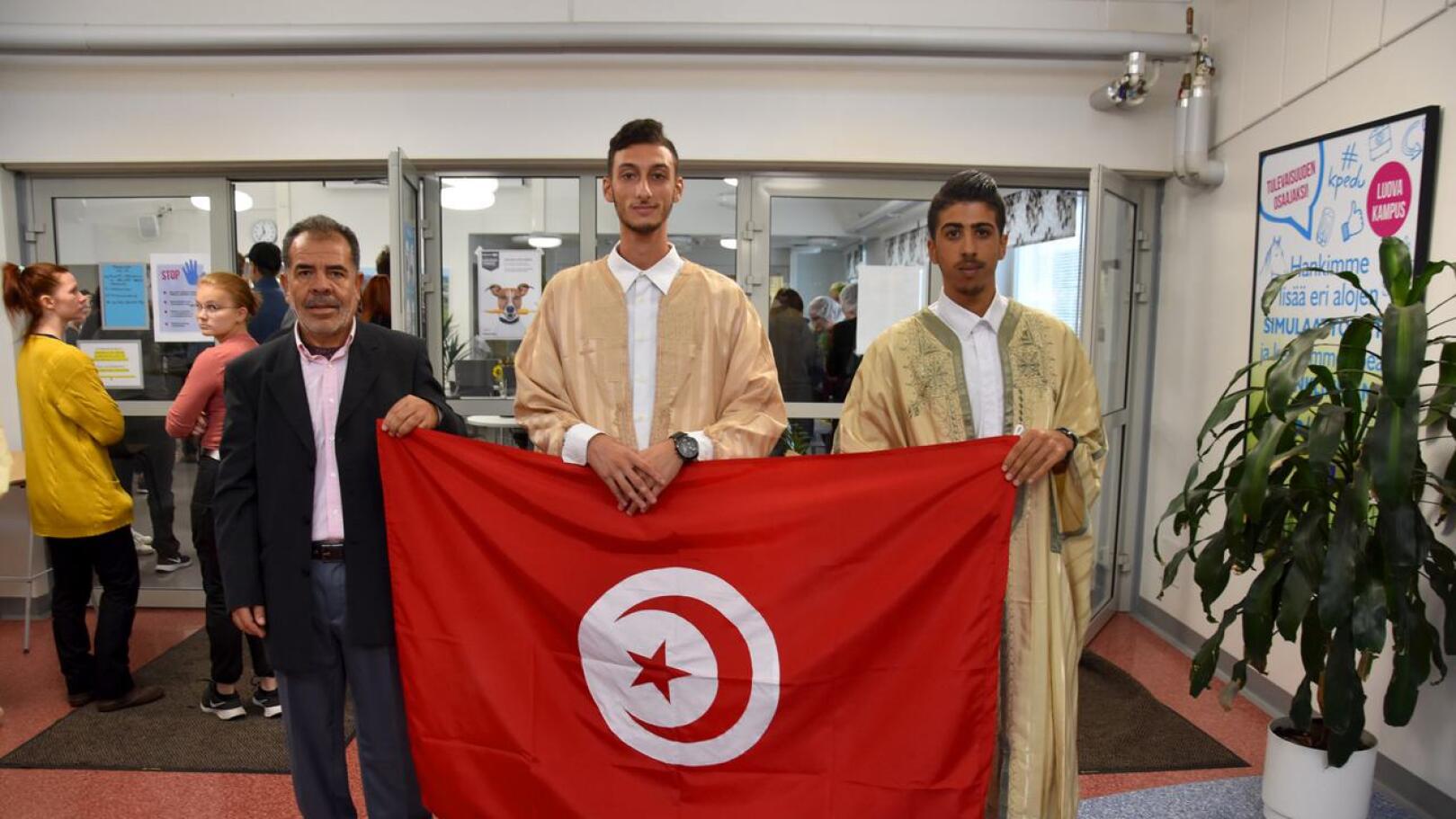 Vasemmalla tunisialaisten opettaja Hamadi Miled ja opiskelijat Achraf Affes ja Fekher Namouchi.
