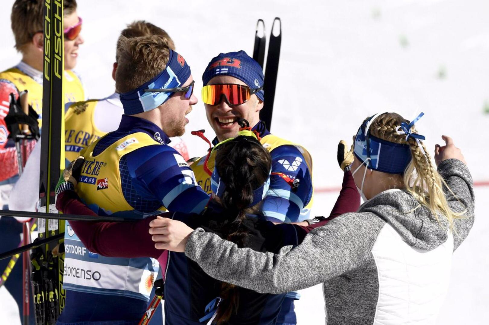 Hopeaa juhlineet Joni Mäki ja Ristomatti Hakola saivat ensimmäiset onnittelut naisten viestissä hiihtäneiltä Krista Pärmäkoskelta ja Jasmi Joensuulta.