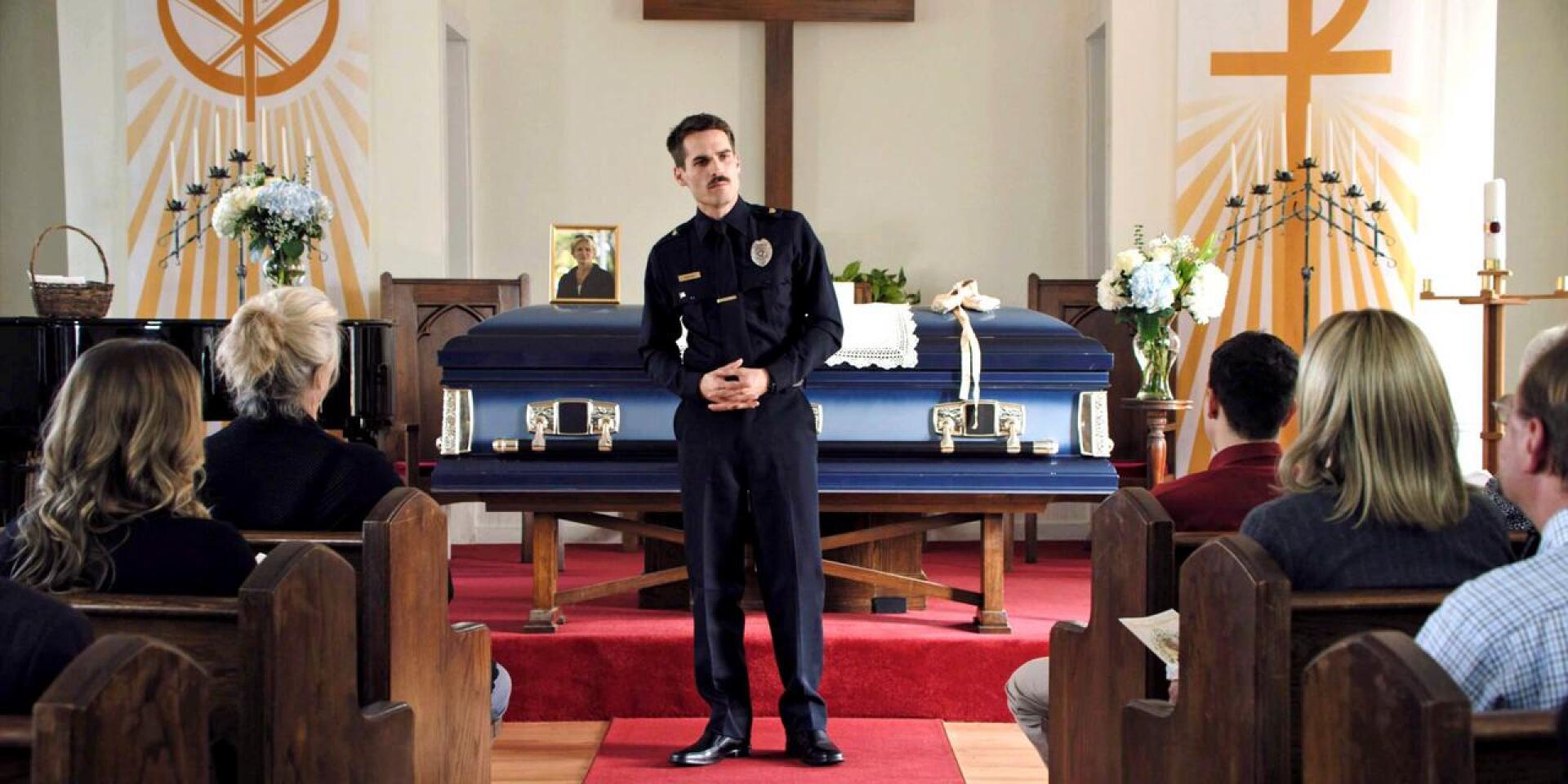 Äidin hautajaiset menevät pieleen. Poliisimies Jim (Jim Cummings) on surun murtama, mutta elämässä on muutenkin kaikenlaista.