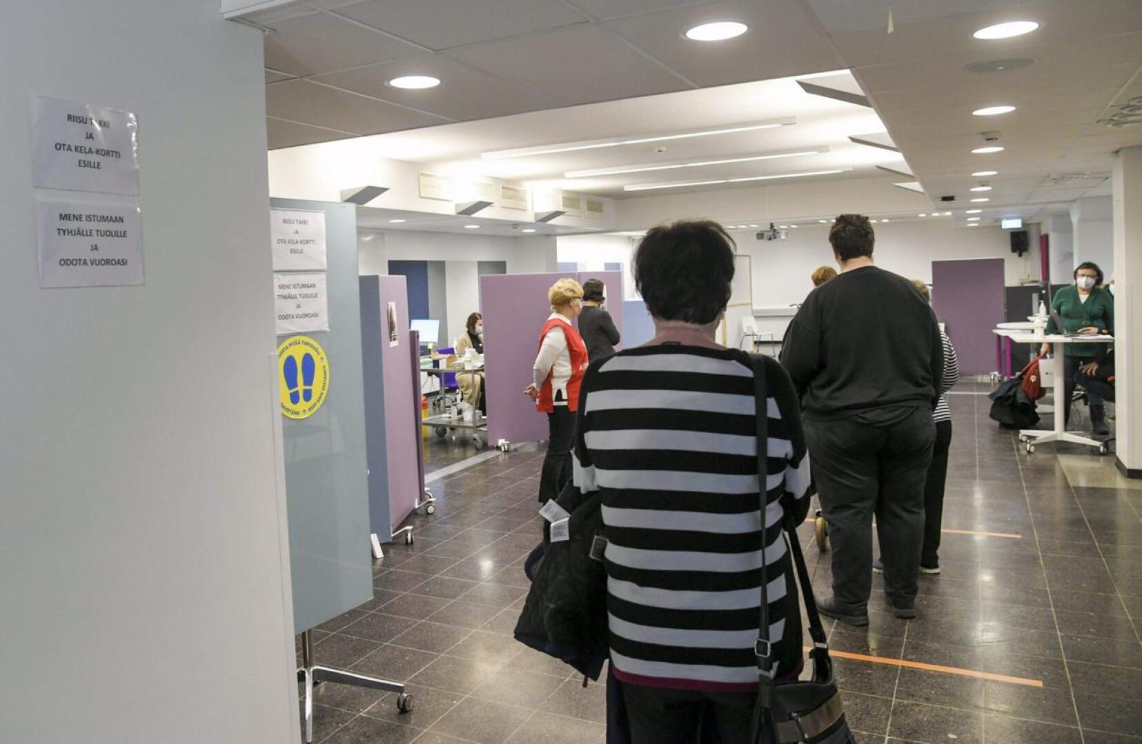 Asiakkaat odottavat pääsyä rokotukseen koronarokoteasemalla Vantaalla Sanomalassa 11. maaliskuuta 2021. Rokotukseen käytettiin Astra Zenecan rokotetta. 
