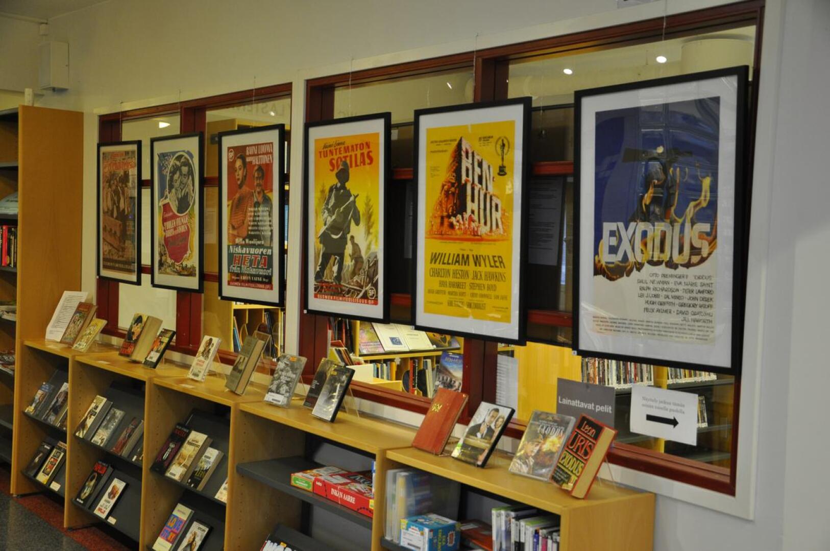 Kynällä ja kameralla. Kannuksen kirjastossa on esillä elokuvajulisteita, joita yhdistää se, että elokuvan tarina perustuu kirjaan.