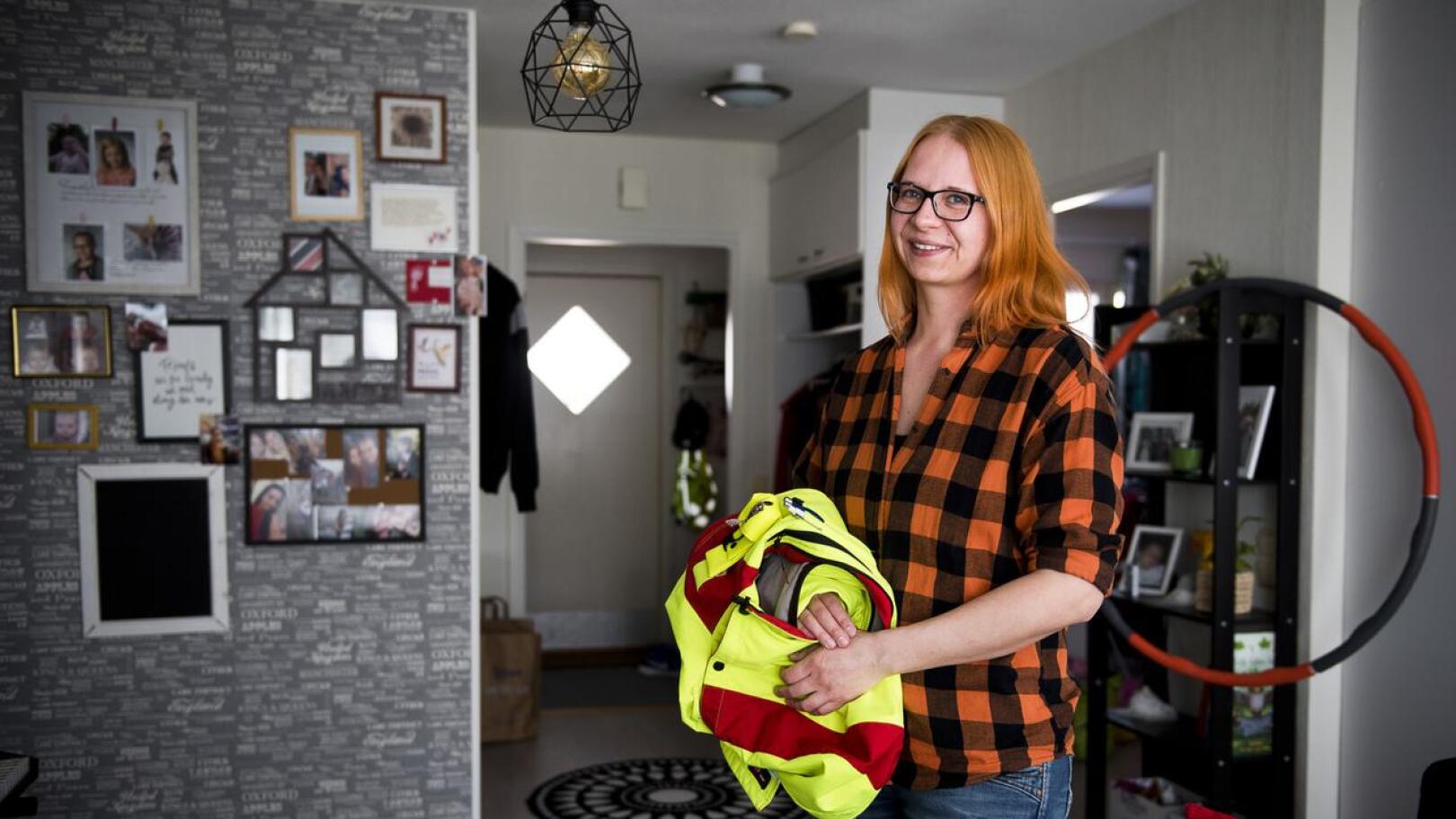 Niina Kopola työskentelee ensihoitajana Pohjois-Pohjanmaan sairaanhoitopiirissä. Kuva on keväältä 2021.