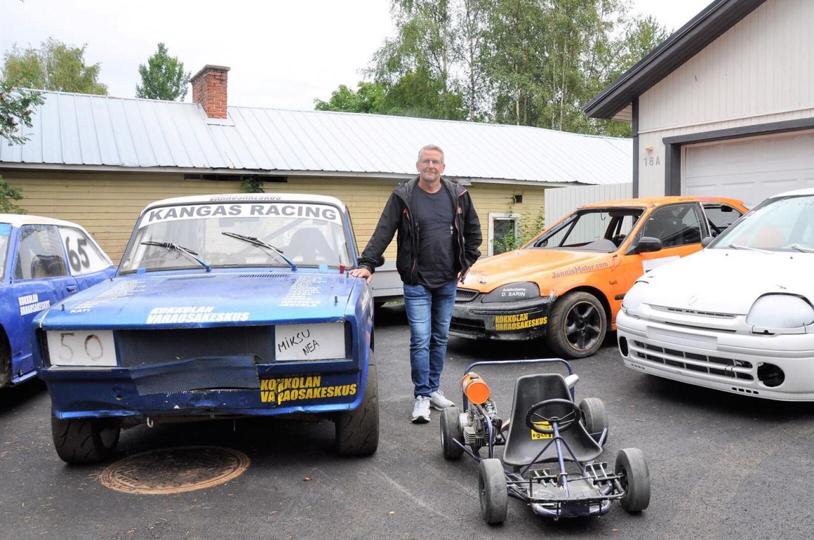 Marko Kangas ajaa tällä hetkellä enimmäkseen rallicrossia V1600 RC -sarjassa. Hänen kilpa-autonsa on taustalla oleva oranssi Honda Civic. Oikealla on pojan Renault Clio, edessä pojanpojan mikroauto ja vasemmalla perheen jokkisautot.