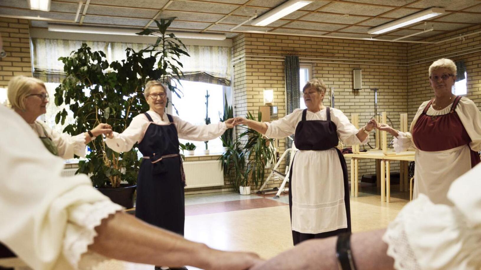 Mirja Haanpää ja Seija Mattila (toinen oik.) ovat innostaneet lukuisia ylivieskalaisia senioritanssin piiriin.