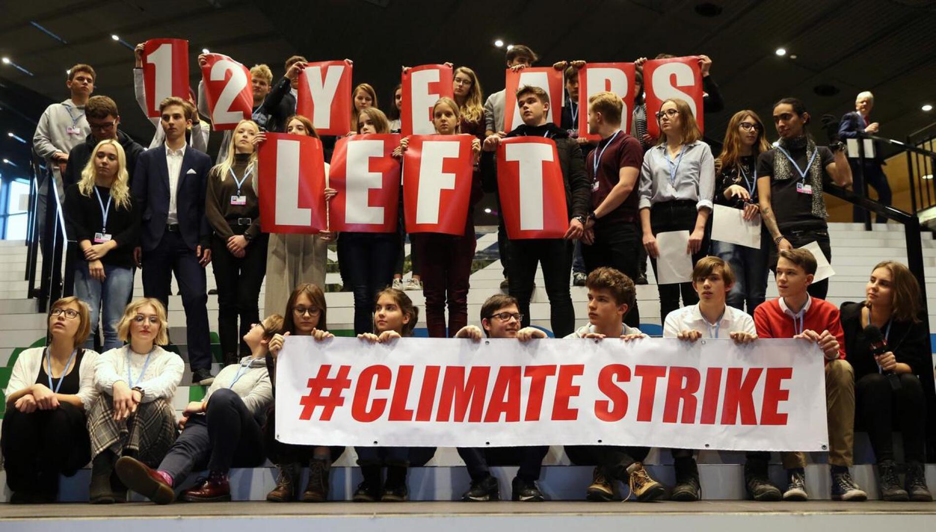 Nuoret ilmastoaktivistit osallistuivat ilmastolakko-mielenosoitukseen Katowicen ilmastokokouksen pitopaikalla perjantaina.