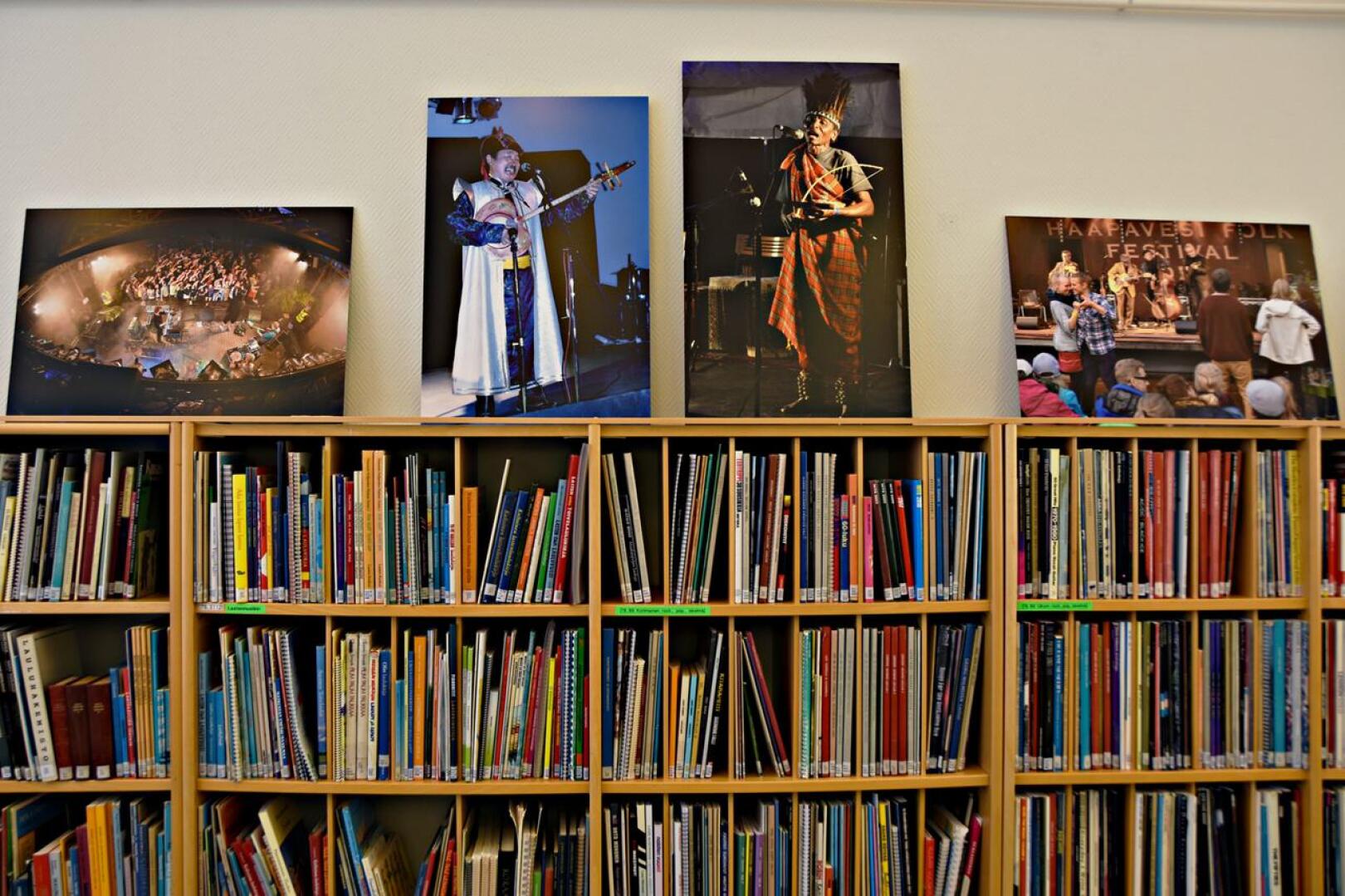 Kirjaston valokuvanäyttely esittelee makupaloja Folkien historiasta aivan ensimmäisistä vuosista alkaen.