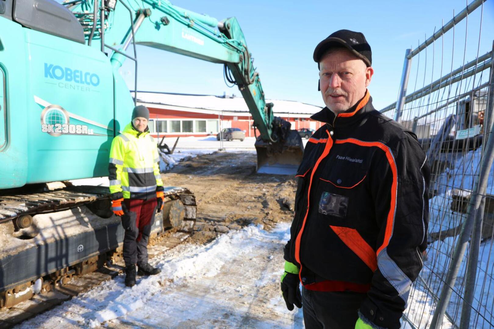 Helpotuksen huokaus. Antti Tuominiemi (vas.) ja Paavo Hietalahti iloitsevat, että uuden kylmäaseman rakennustyöt ovat vihdoin käynnissä.