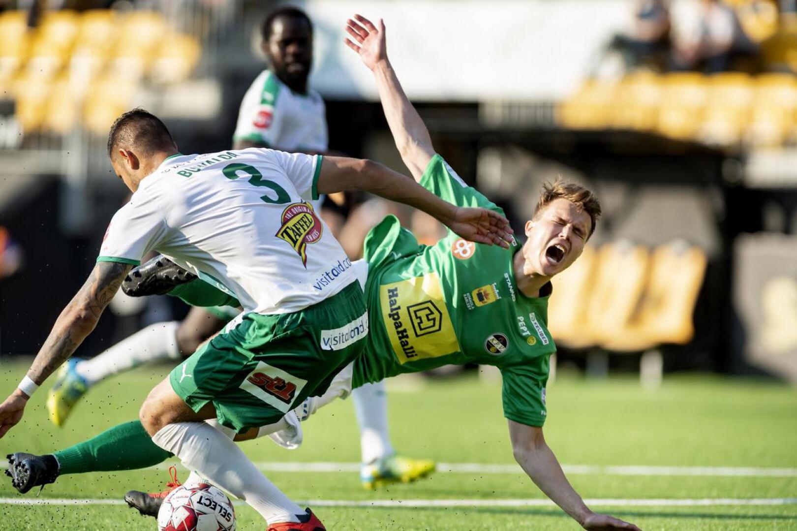 Harri Heiermann palasi KPV:n avaukseen. Kevätkierroksen pelissä vastapelaajana IFK-toppari Robin Buwalda.