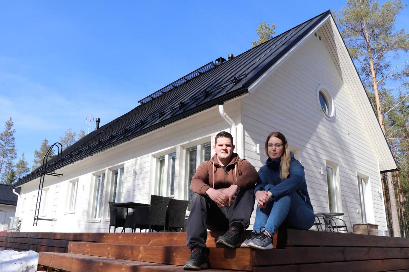 Mikko ja Janina Karhukorpi ihastuivat talomallin skandinaaviseen tyyliin.