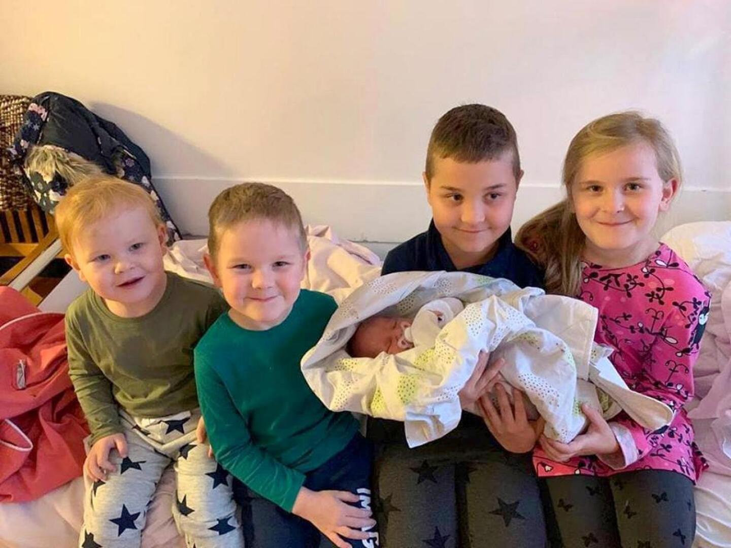 Robin, Ragnar, Rasmus ja Ronja tapasivat pikkusiskonsa tiistaina. Ranniloiden lapsi oli Perhonjokilaaksoon syntyneistä vauvoista vuoden 2018 viimeinen. 