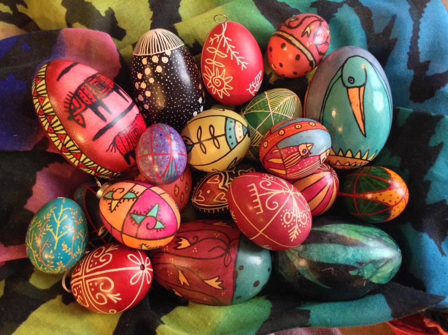 Sirpa Hasan pisanka-munien kuvioinnissa on perinteistä symboliikkaa.
