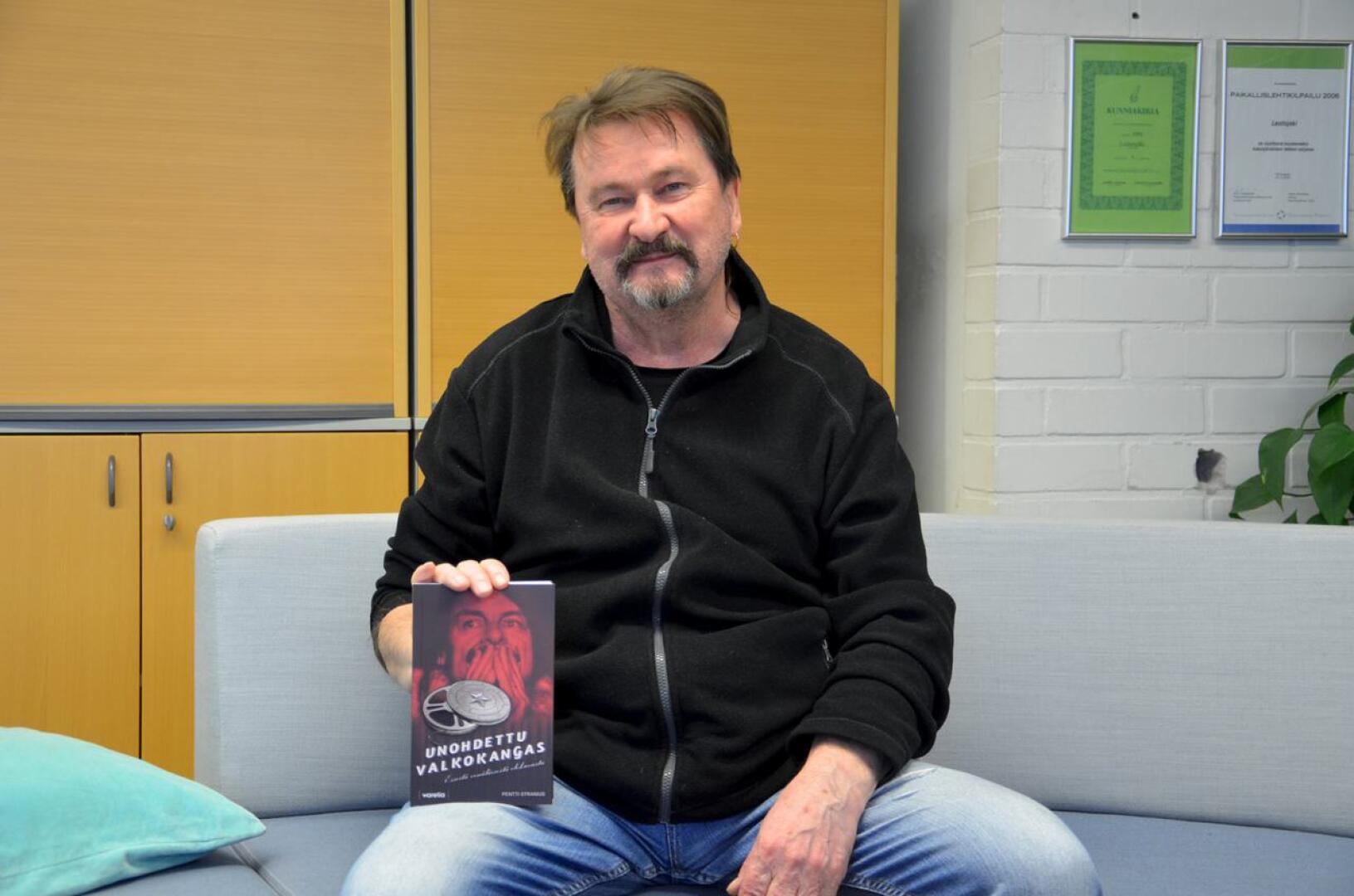 Pentti Stranius uuden kirjansa kanssa Kannuksessa.