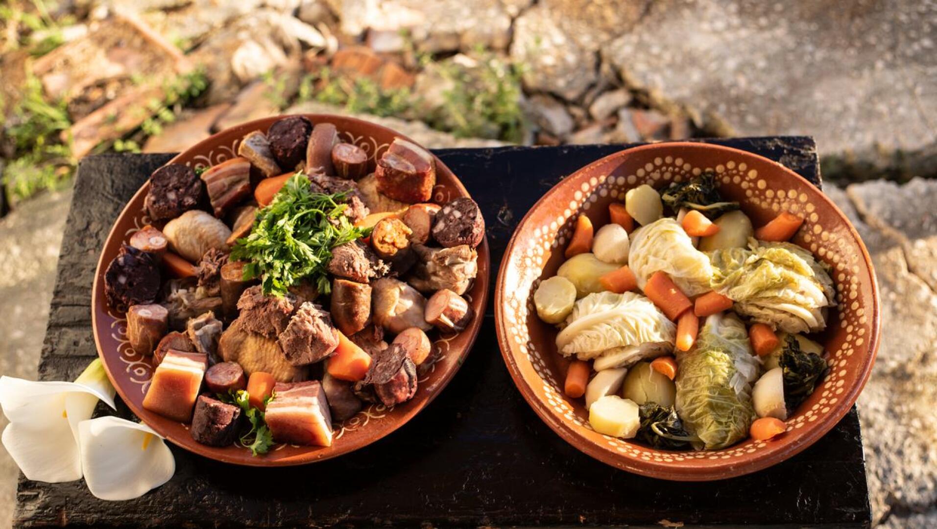 Perinteisessä portugalilaisessa lihamuhennoksessa on sian-, naudan- ja kananlihaa sekä makkaraa. Lisukkeeksi tarjoillaan vihanneksia toiselta lautaselta.