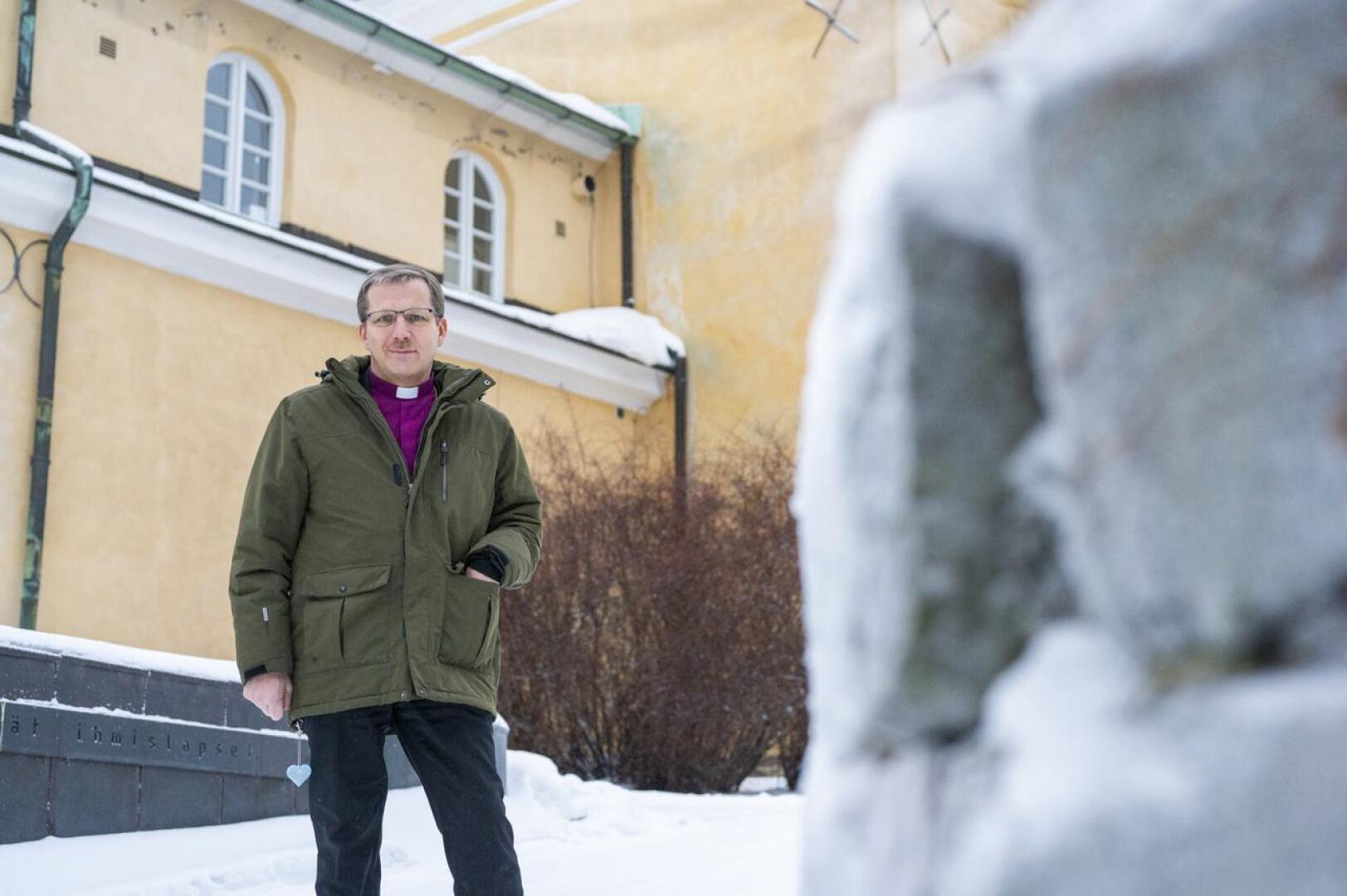 Oulun hiippakunta on puolen Suomen kokoinen ja ulottuu Perhosta Utsjoelle. Niinpä piispankin työmatkat ovat usein pitkät.