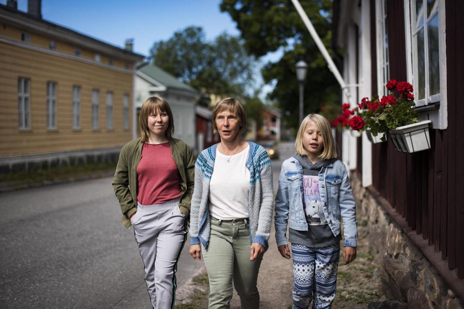 Lena Hartvigsen tutustui lastensa Karitan ja Madelenin kanssa Kokkolan keskustassa sijaitsevaan vanhaan kaupunginosaan Neristaniin.