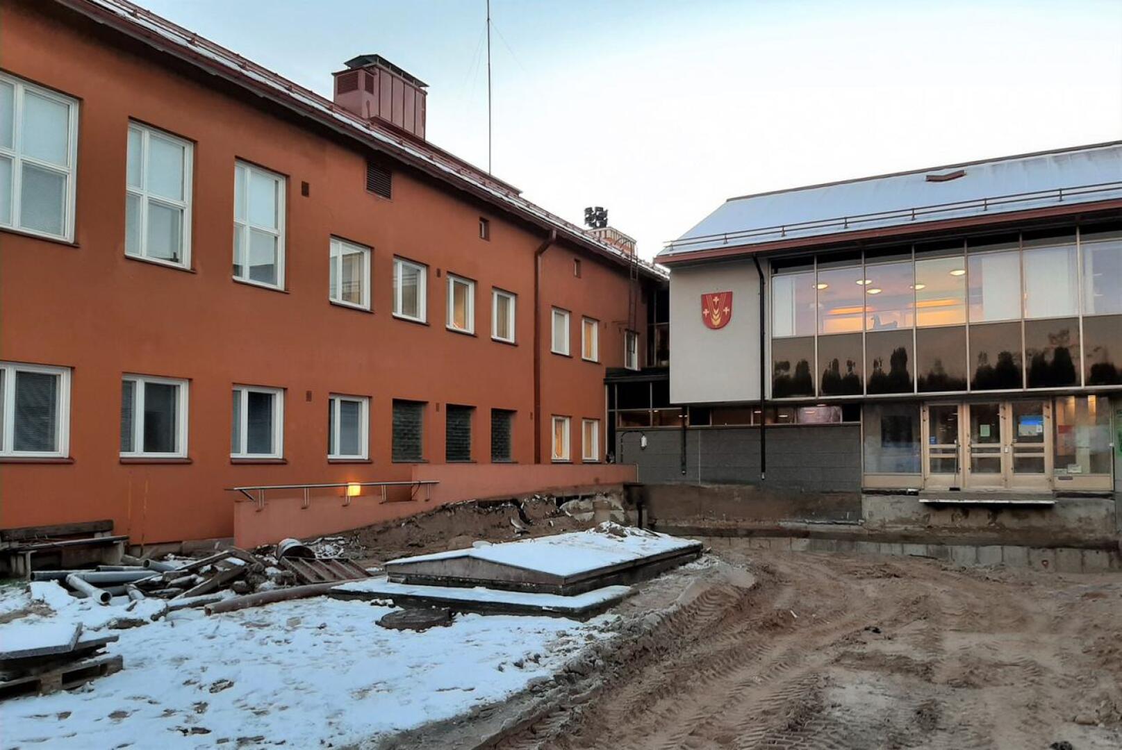 Pedersören kunnantalon vanhaa osaa aletaan tyhjentää peruskorjausta varten 18. tammikuuta. Hankkeeseen kuuluu myös kahvilan pintaremontti ja viemäröintitöitä pihalla. 