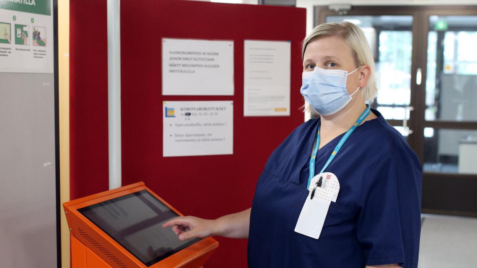 Kun saavut terveyskeskukseen, suuntaa ensimmäisenä Akseli-automaatin luo. Tässä sitä esittelee sairaanhoitaja Jaana Joensuu.