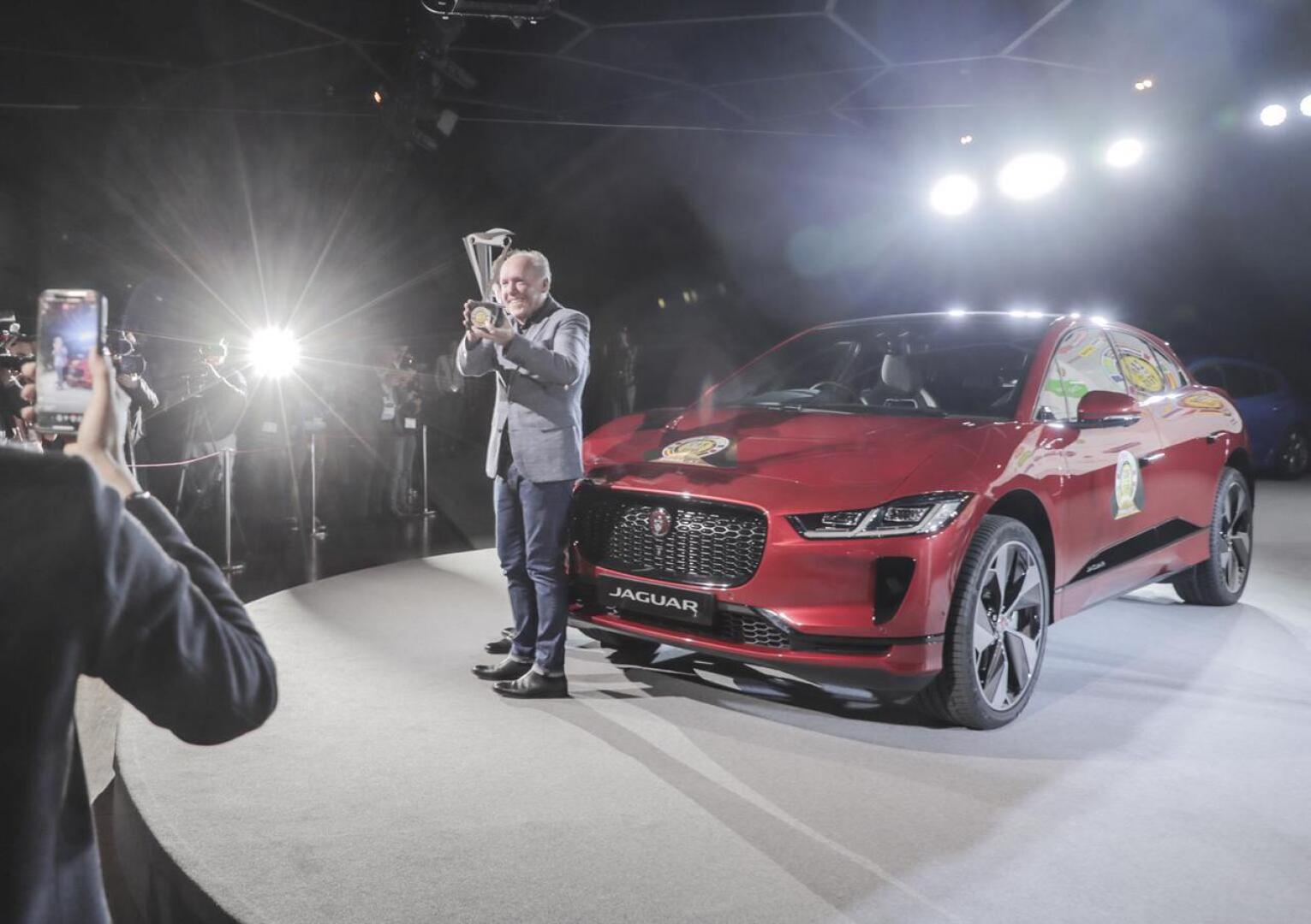 Palkinnon vastaanotti Genevessä Jaguar Land Roverin muotoilujohtaja Ian Callum.
