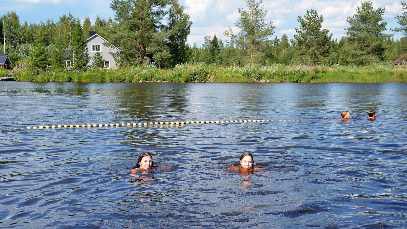 Sani Paananen ja Jane Alasuutari olivat uimassa Ylivieskan Hamarilla viime keskiviikkona 25. heinäkuuta, jolloin mitattiin tähän mennessä Ylivieskan kesän korkein lämpötila 32,2 astetta.
