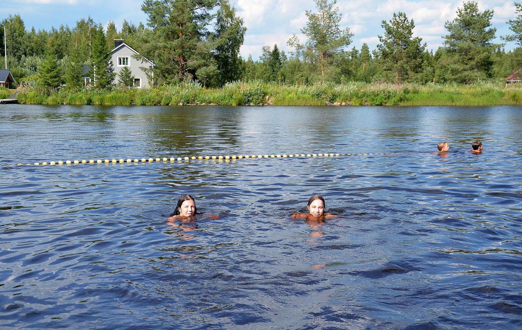 Sani Paananen ja Jane Alasuutari olivat uimassa Ylivieskan Hamarilla viime keskiviikkona 25. heinäkuuta, jolloin mitattiin tähän mennessä Ylivieskan kesän korkein lämpötila 32,2 astetta.
