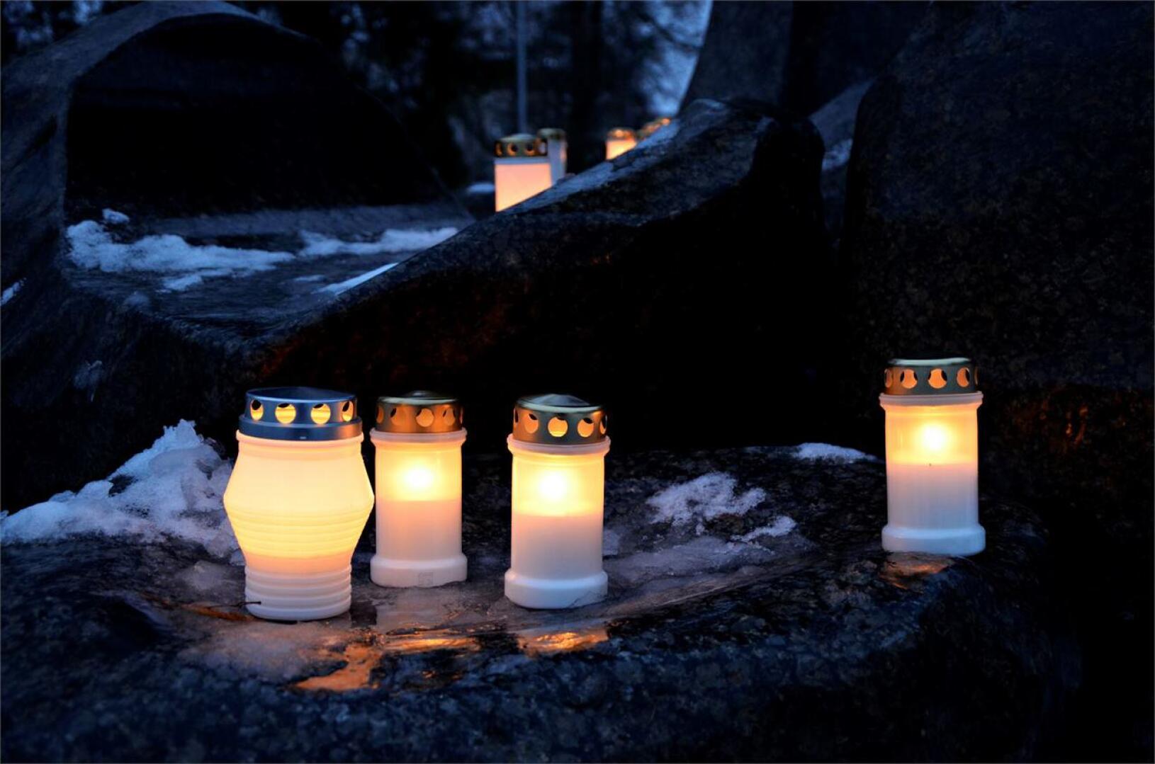 Kokkolassa kynttilätapahtuma järjestettiin Länsipuiston Tyrsky-patsaalla. KP/RIIKKA SIPILÄ